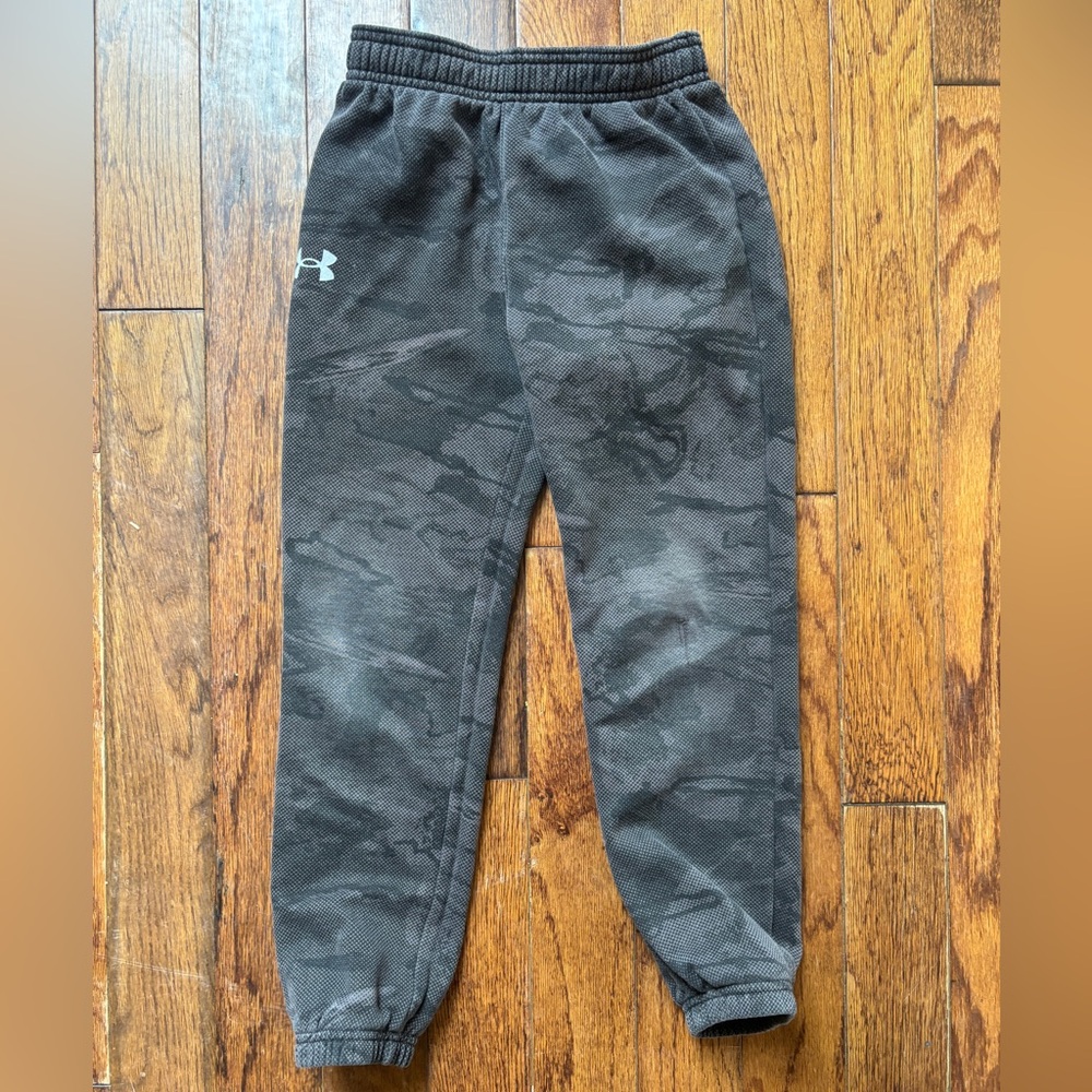 Boys Under Armour joggers grey camo size 7